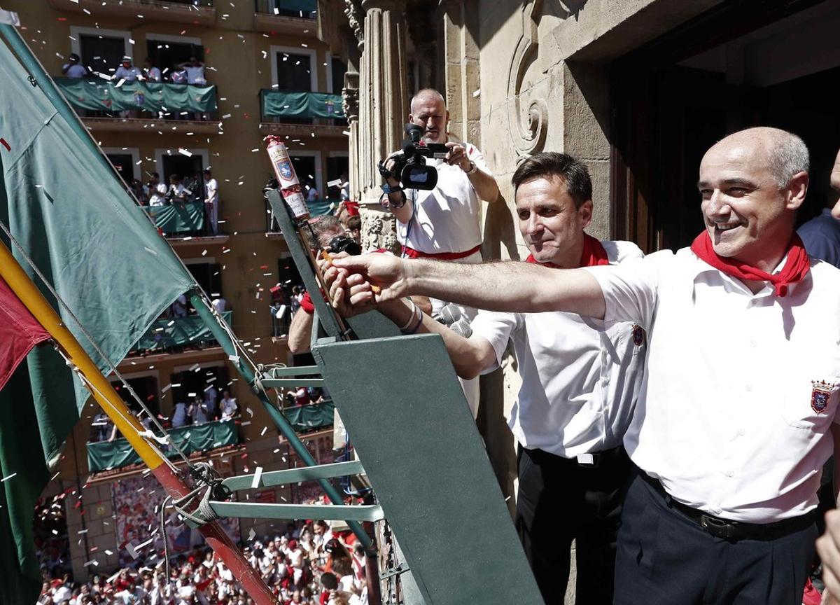 GR6025. PAMPLONA, 06/07/2019.- Jesús Garisoain (d), subdirector de la banda municipal de música ’La Pamplonesa’, ha sido el encargado del lanzamiento del tradicional chupinazo con el que han dado comienzo las fiestas de San Fermín 2019. EFE/Jesús Diges