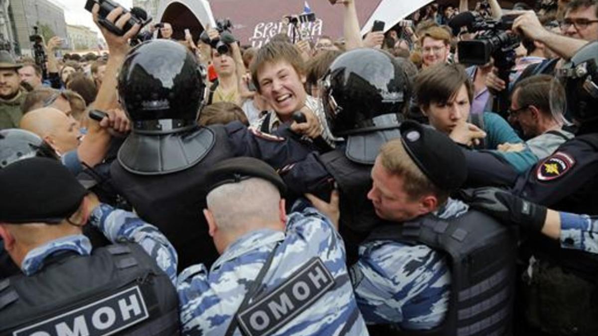 La policía carga contra los manifestantes en Moscú, ayer.