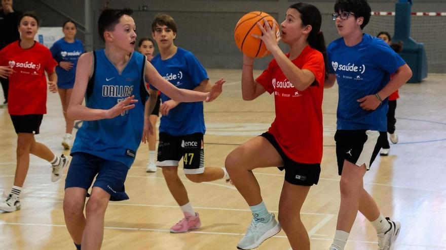 Uno de los partidos de baloncesto celebrados entre escolares. |  Iñaki Abella