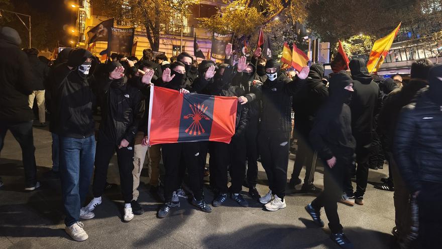 Jóvenes y franquismo: "Por qué nos gusta cantar el 'Cara al sol'"