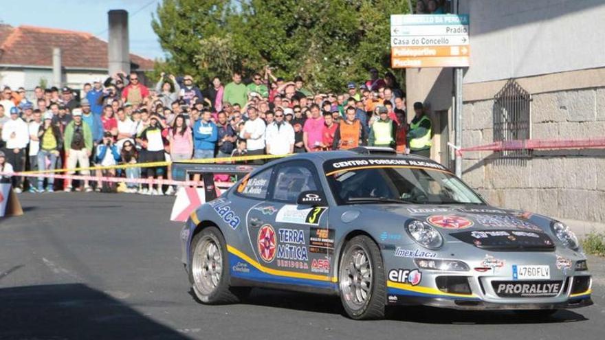 El Porsche de Miguel Fuster toma una curva en el tramo de A Peroxa en la edición del pasado año.