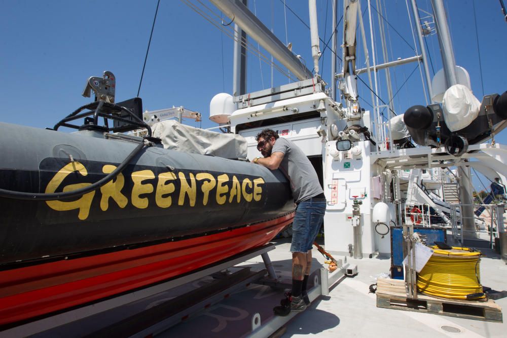 El Rainbow Warrior de Greenpeace atracado en el puerto de València.