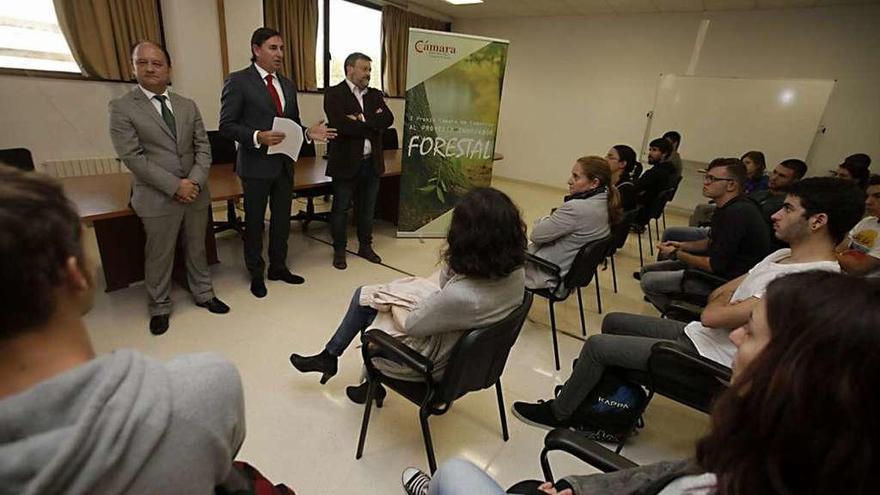 Presentación del premio de la Cámara de Comercio en la Escola de Forestais. // G. Santos