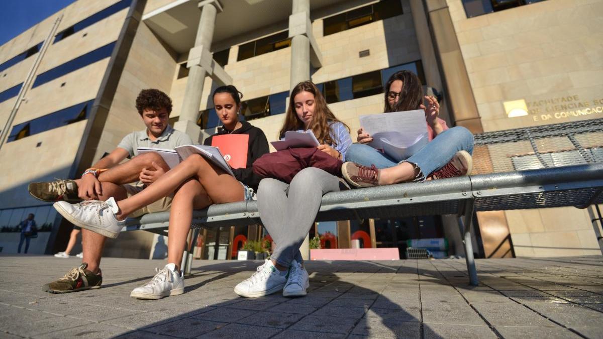 Alumnas ante la facultad de Ciencias Sociais. // G. Santos