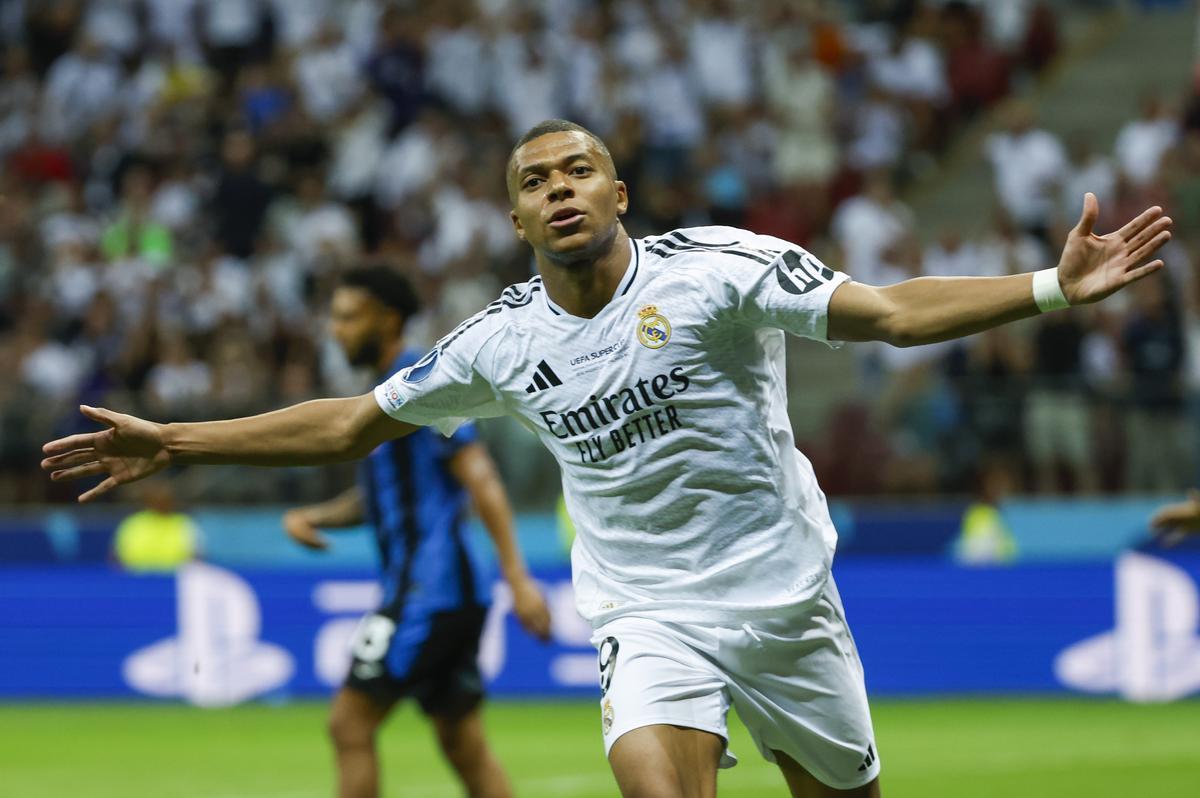 El delantero francés del Real Madrid Kylian Mbappé celebra su gol durante la disputa de la Supercopa de Europa de fútbol que Real Madrid y Atalanta juegan este miércoles en el Estadio Nacional de Polonia, en Varsovia.
