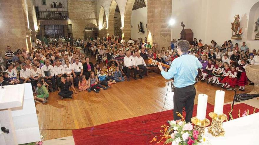 Un momento de la gala celebrada en la iglesia de San Cristóbal de Entreviñas.