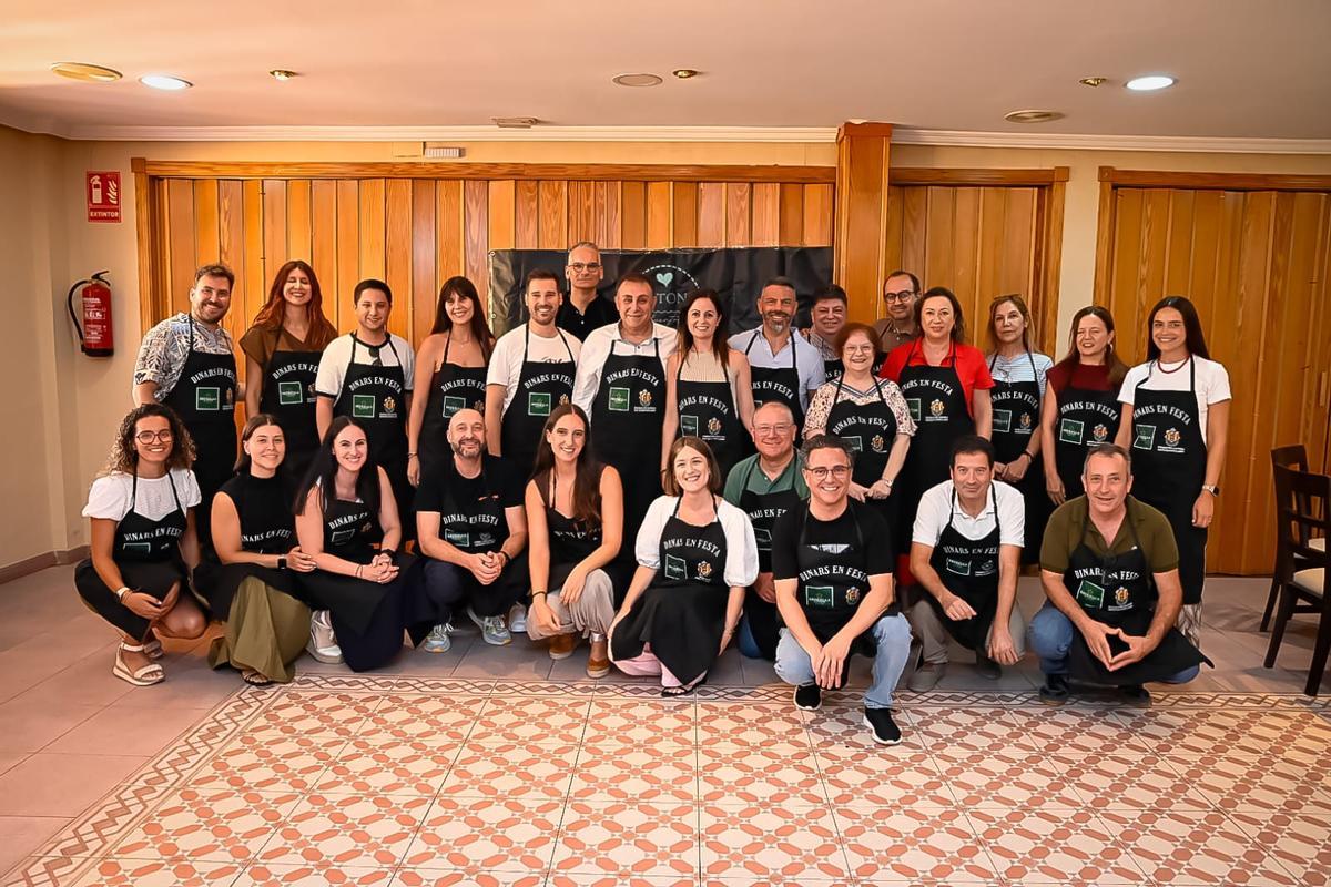 Representantes municipales y de la Gestora con los periodistas durante Dinars en festa
