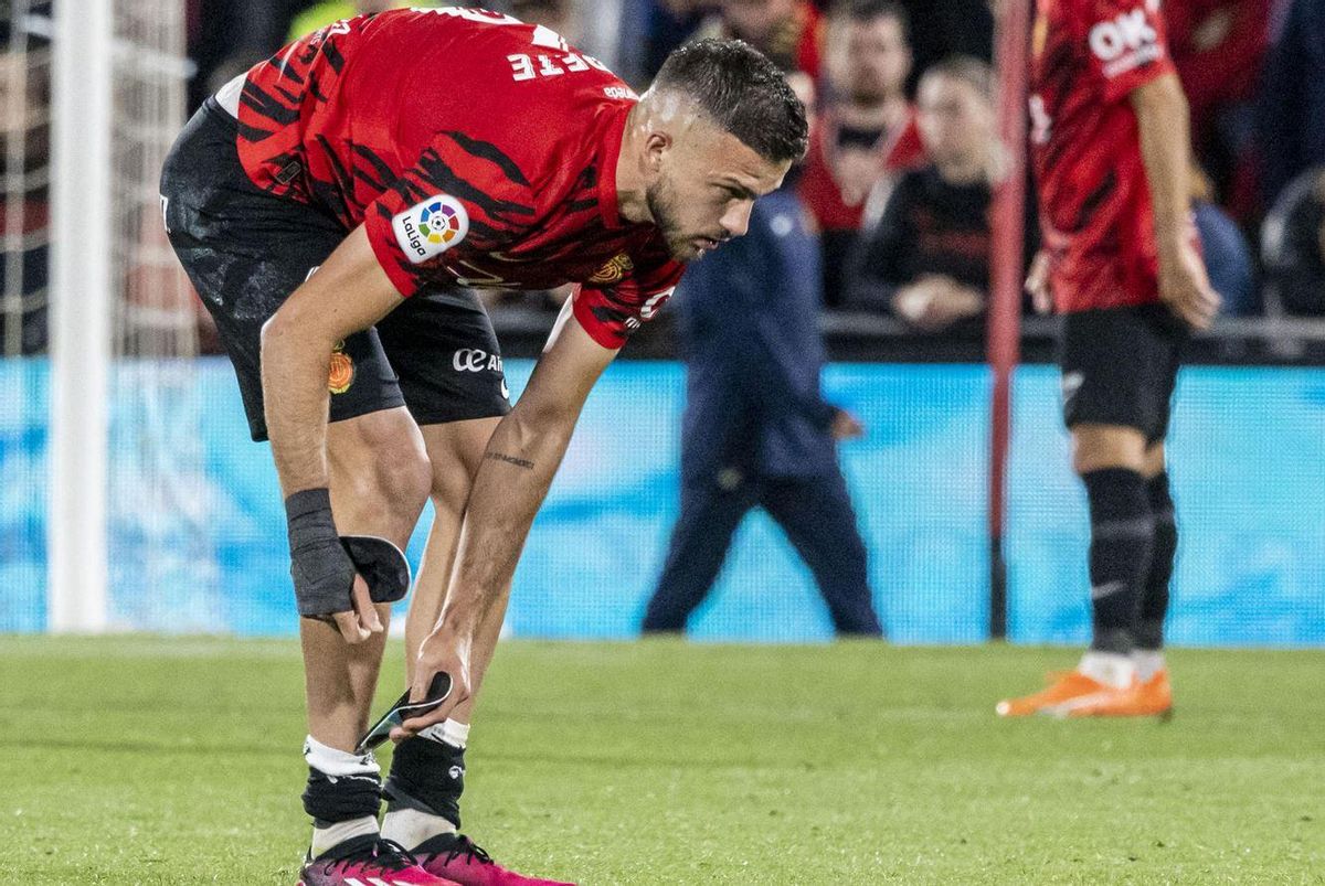 Copete se ajusta las espinilleras después de un partido con el Mallorca