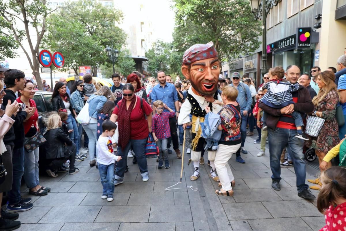 Comparsa de gigantes y cabezudos en el centro de Zaragoza