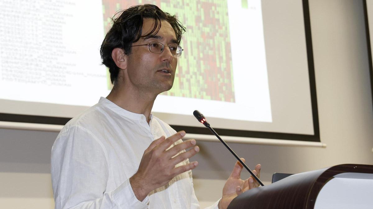 El neurocientífico Carlos Spuch durante una charla en Vigo.