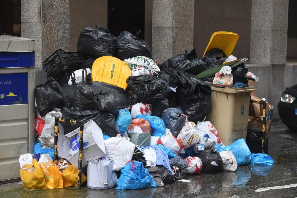 El servicio se ha reforzado esta mañana en la ronda de Nelle y el centro, donde se acumulan más residuos