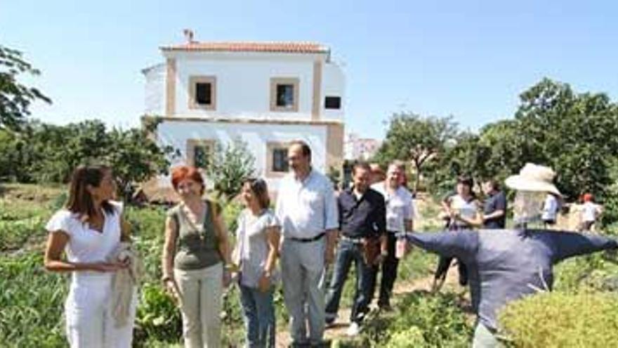 La alcaldesa de Cáceres inaugura la casa de los Huertos de Carvajal