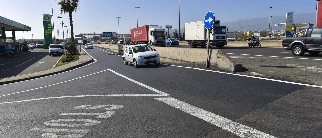 Carretera rehabilitada que da acceso a la GC-1 desde el parque comercial de La Mareta. | | ANDRÉS CRUZ