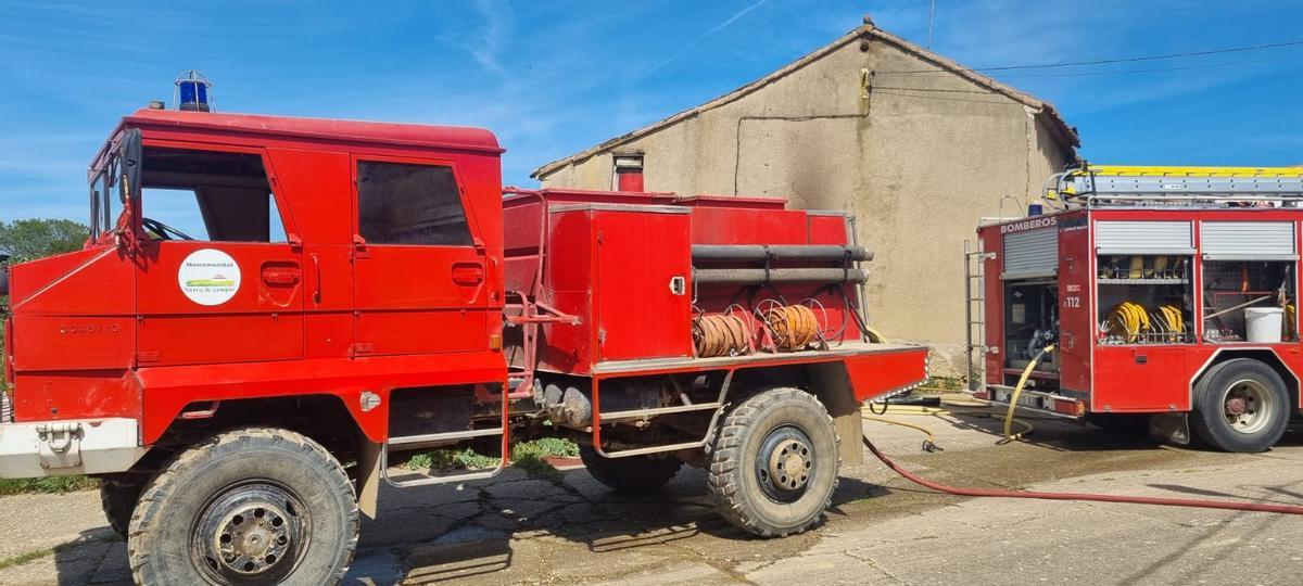Los vehículos de los bomberos de Benavente y Tierra de Campos en la extinción de un fuego en Vidayanes