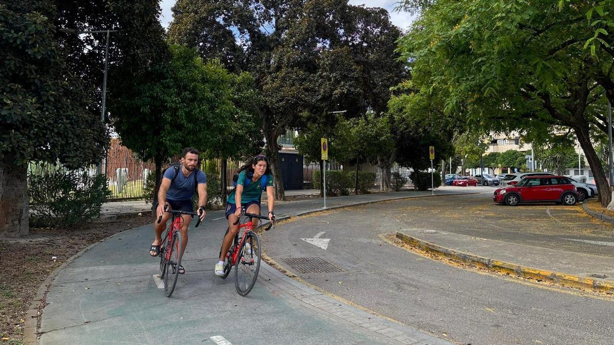 Dos ciclistas recorren la Glorieta de Las Cigarreras, en el barrio de Los Remedios.