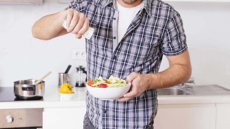 El motivo que te hará reducir la sal que echas a la comida