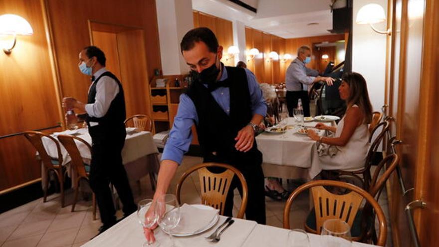 Un cambrer para taula a un restaurant