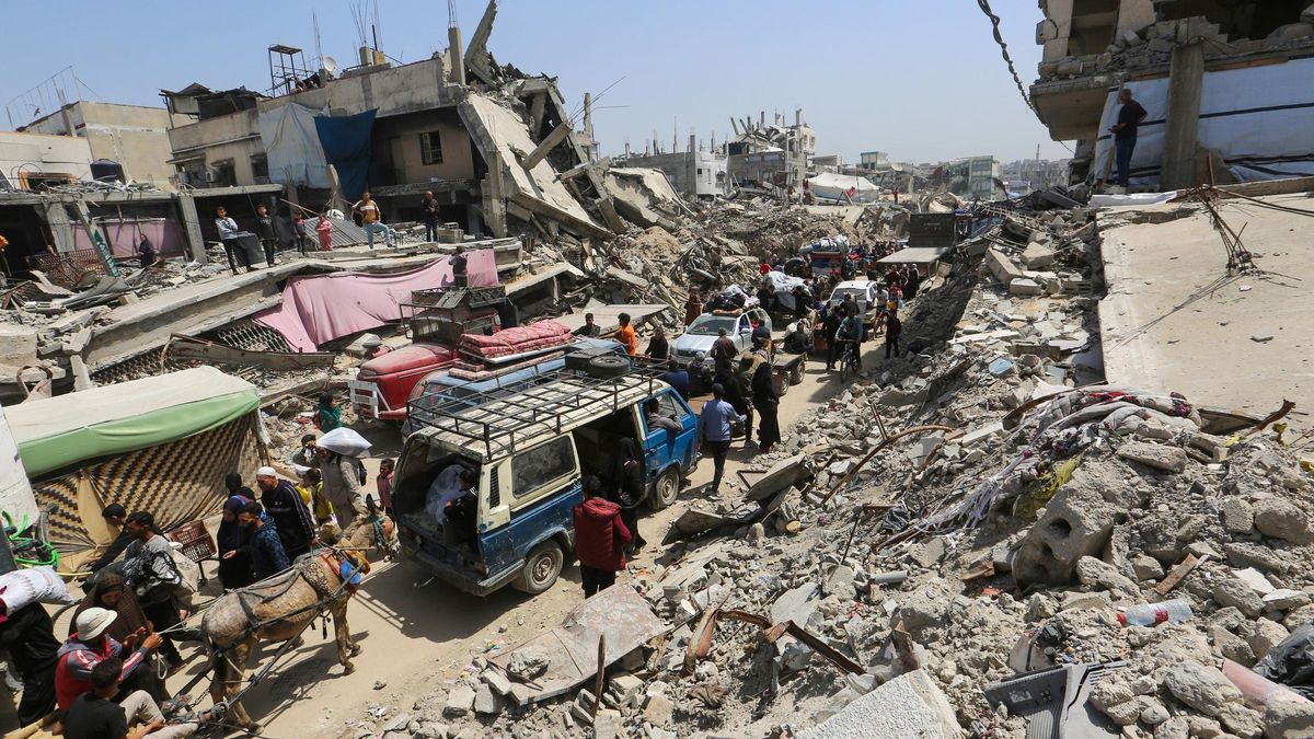Palestinos fuxen del barriu de Shujaia, nel este de la ciudá de Gaza, tres una orde d'evacuación emitida pol Exércitu d'Israel contra esta zona del norte de la Franxa de Gaza (arquivu).