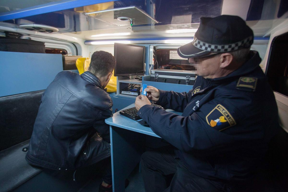 Control de alcohol y drogas a un conductor en Elche, en una imagen de archivo