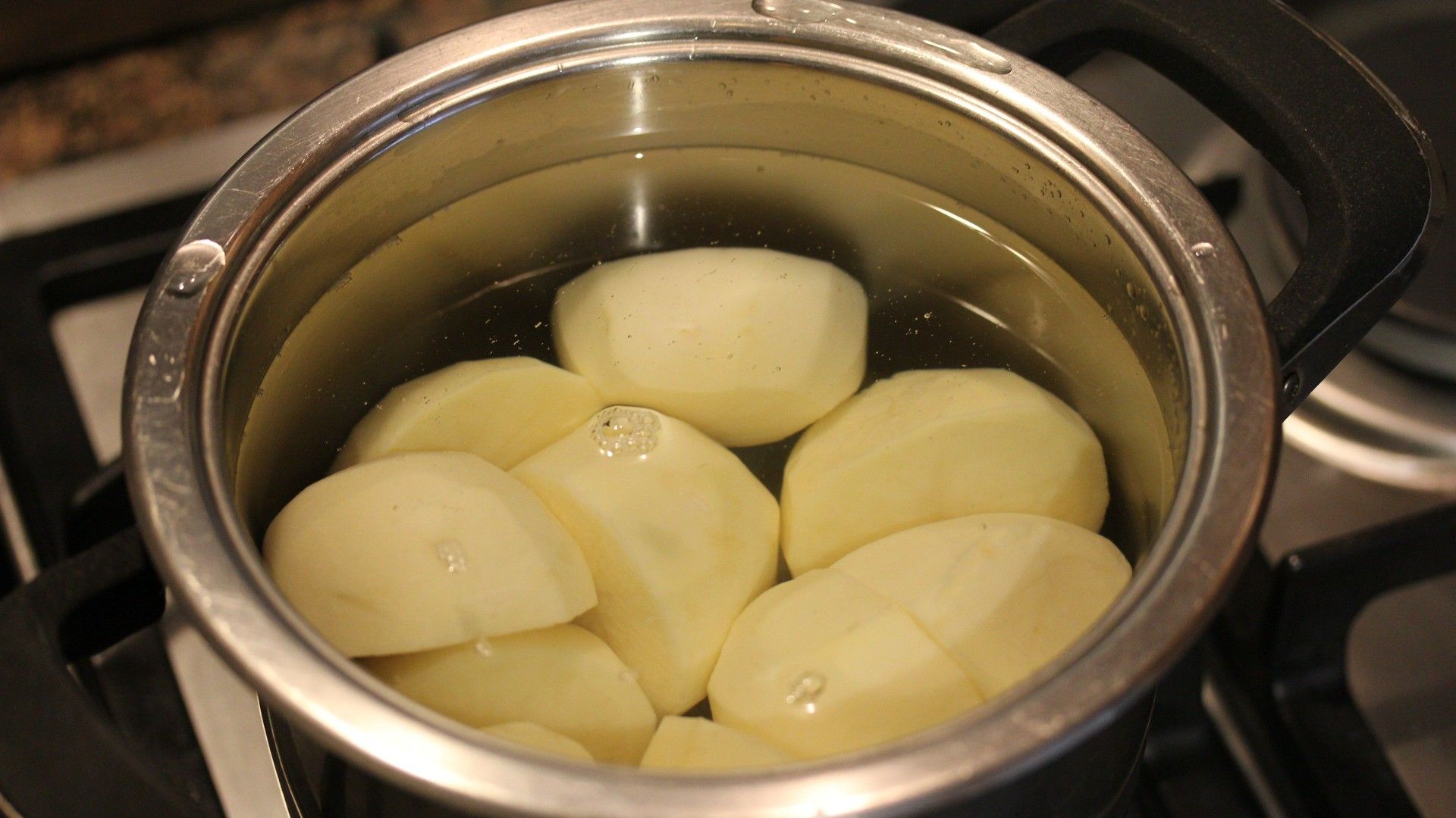 Una olla con patatas hervidas