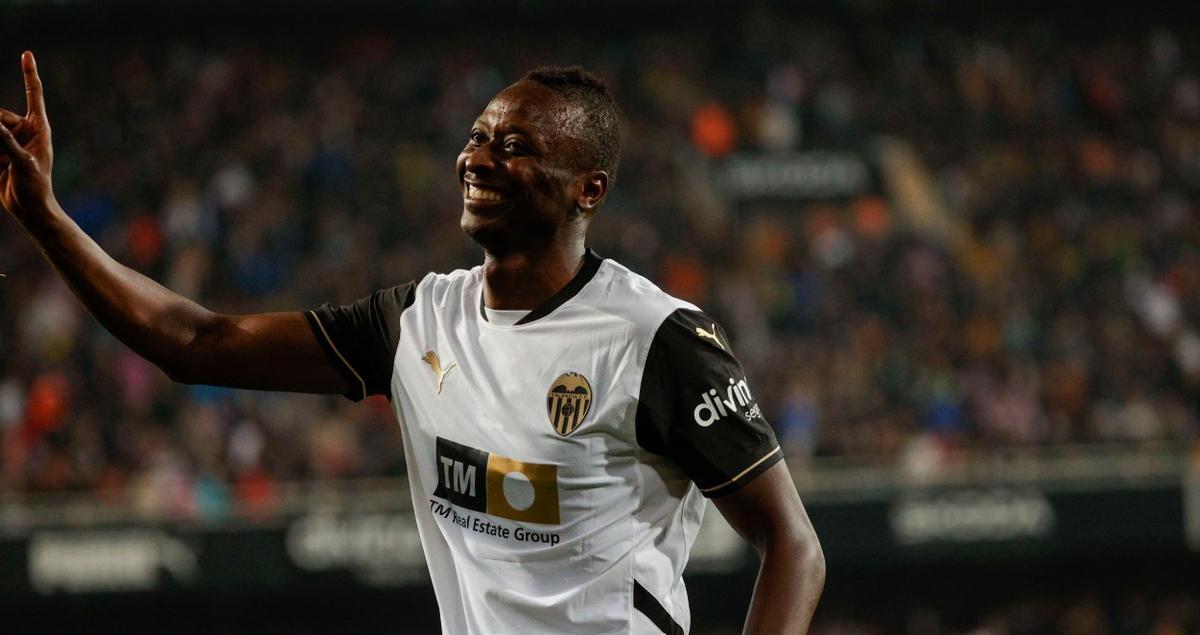 Umar Sadiq celebra un gol con la camiseta del Valencia, donde estuvo ya cedido en la segunda vuelta de la Liga 24/25