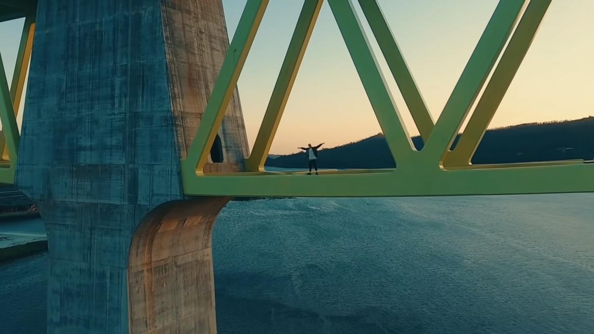 El rapero madrileño Denom en uno de los videoclips grabados en el puente.