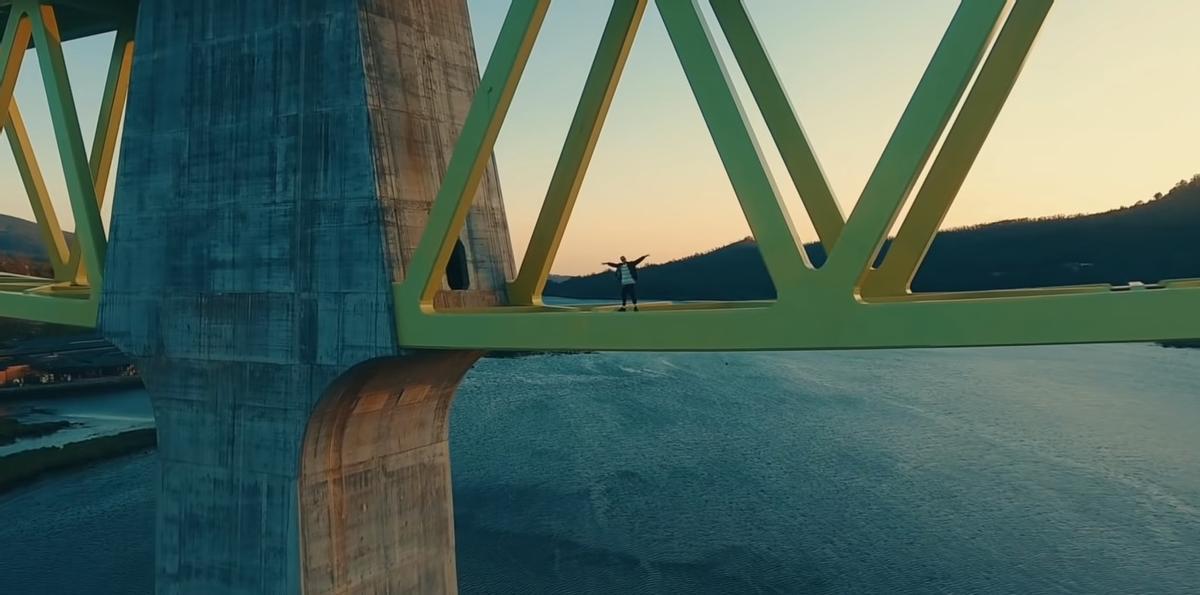 Uno de los videoclips grabados en el puente.