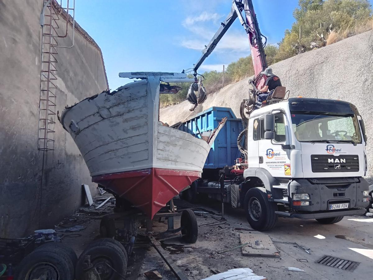 Tarea de desguace de un barco abandonado.