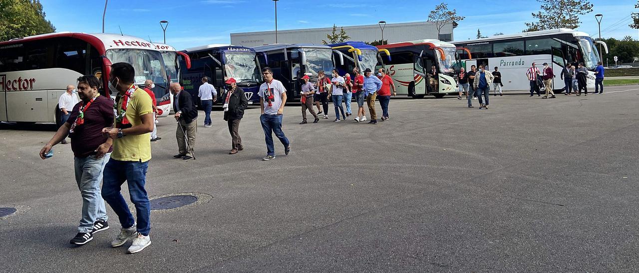 Aficionados del Sporting, a su llegada a El Molinón tras hacer uso de &quot;Directo a El Molinón&quot;. | Á. C.