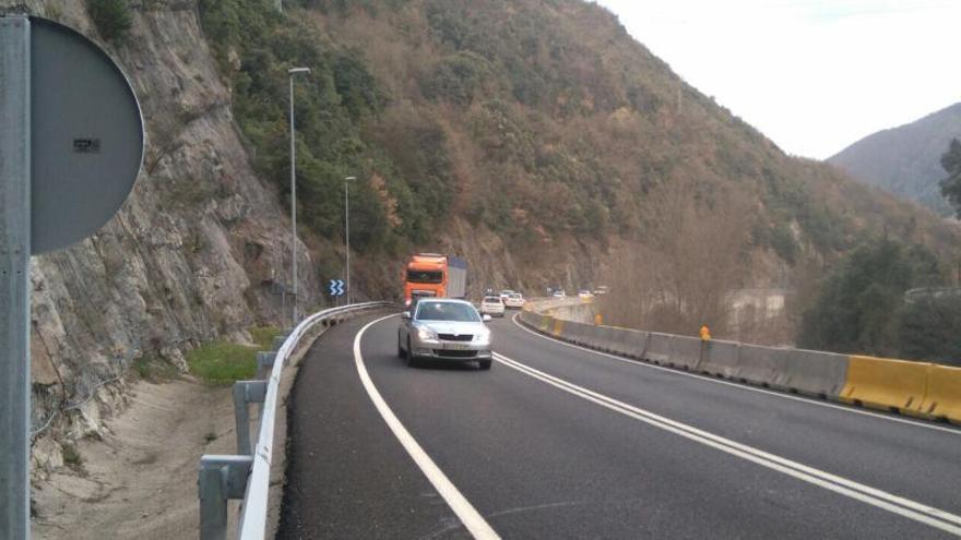 Vehicles circulant per la C-16, al Berguedà.