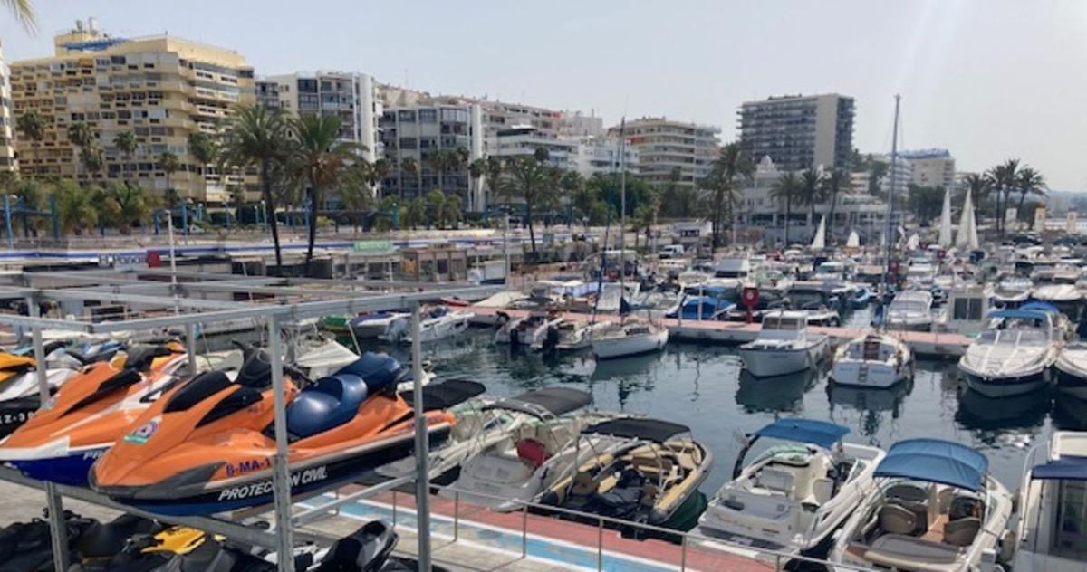 Embarcacionesatracadas en elpuerto deportivo.  l.o.