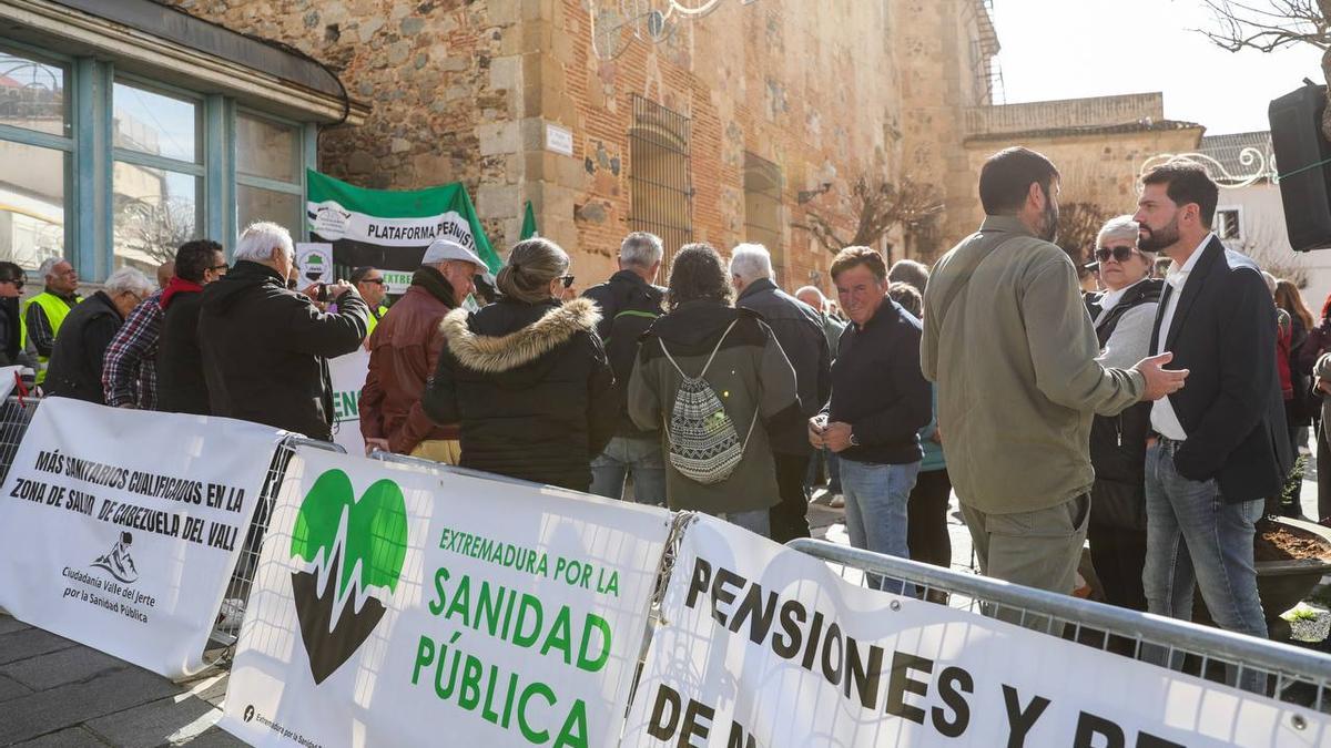 VALLE JERTE SANIDAD | El Valle del Jerte protesta frente a la Asamblea ...