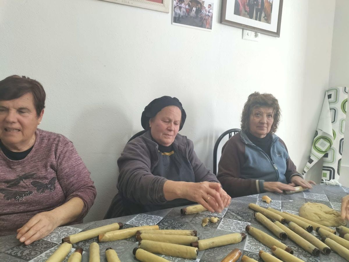 Mujeres de Peloche haciendo canutos