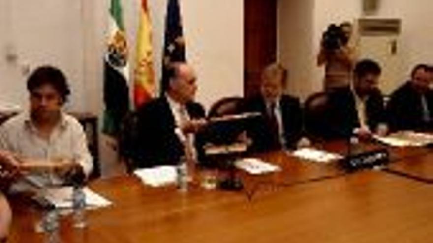 Junta, empresarios y sindicatos sellan su apoyo a la refinería