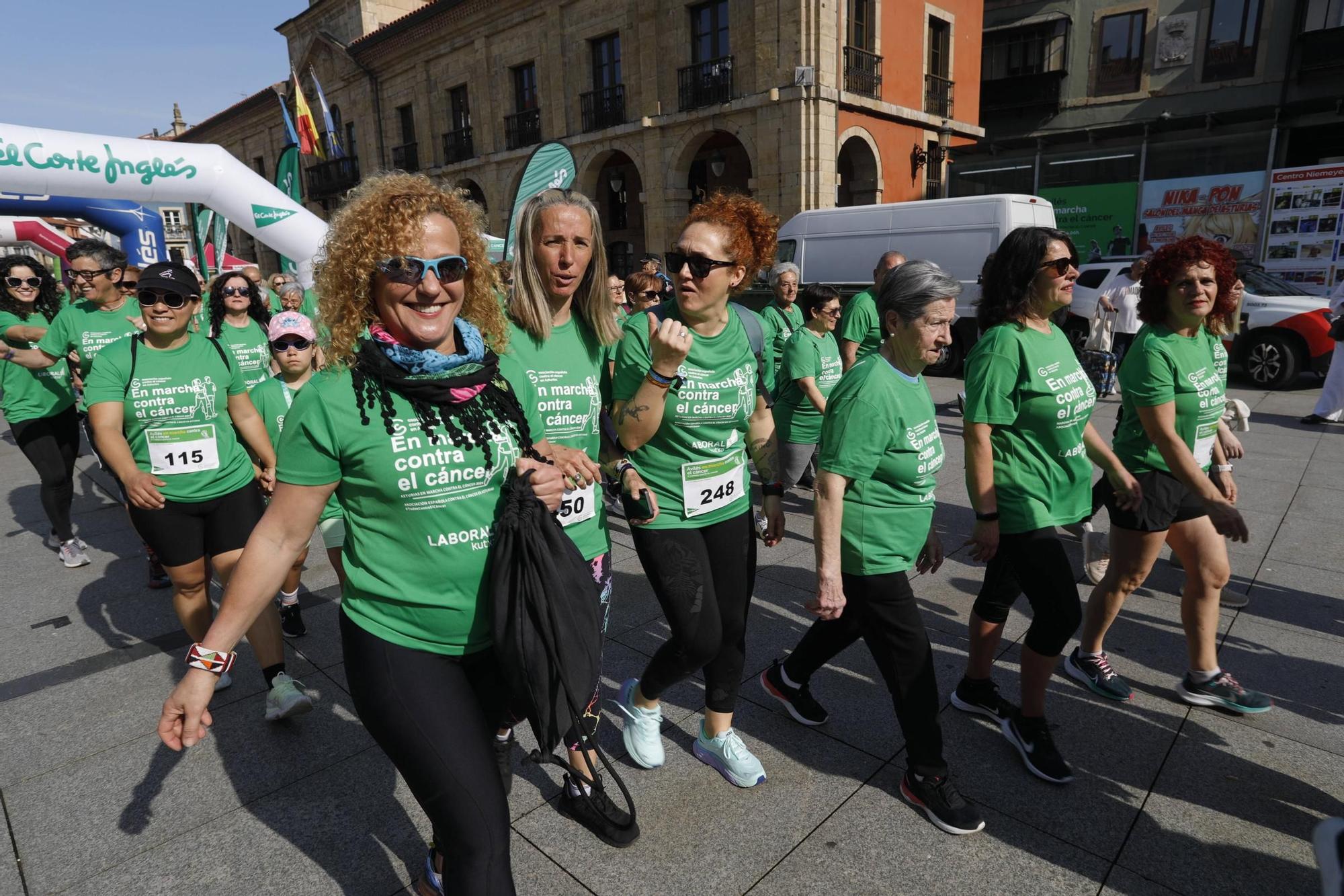 EN IMAGENES: La "marea verde" de la marcha contra el cáncer de Avilés