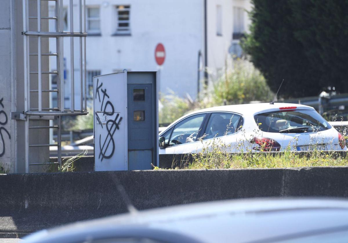 Radar ubicado en la AC-11 de Alfonso Molina, uno de los que más multan de toda España. |   // CARLOS PARDELLAS