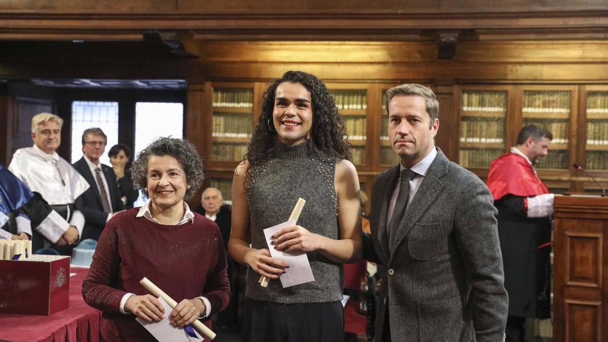 Por la izquierda, Estrella Álvarez López, que recoge el premio correspondiente a su hija, Alberto Pico y Manuel Reinerio Fernández-Cabal.