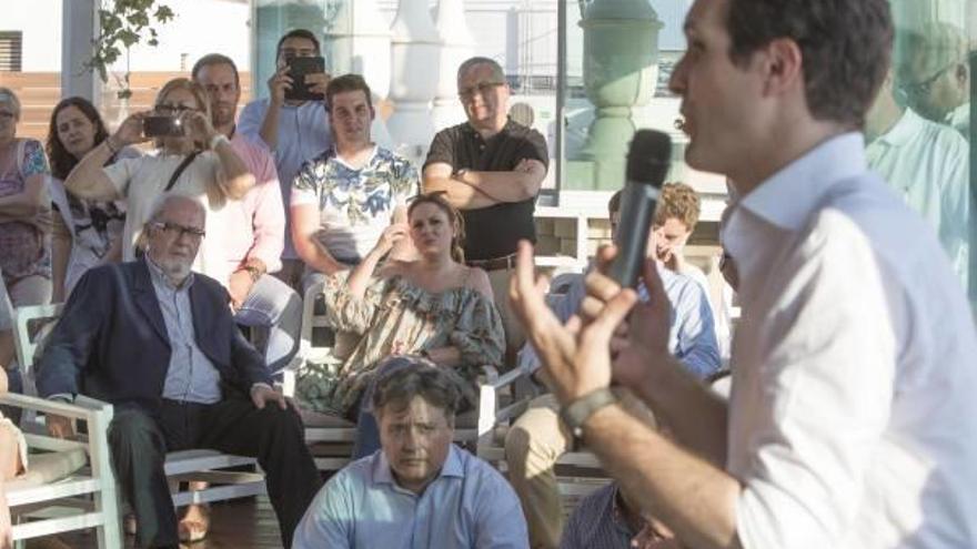 El candidato a presidir el PP, Pablo Casado, ayer con Agramunt y Santamaría en primera línea.