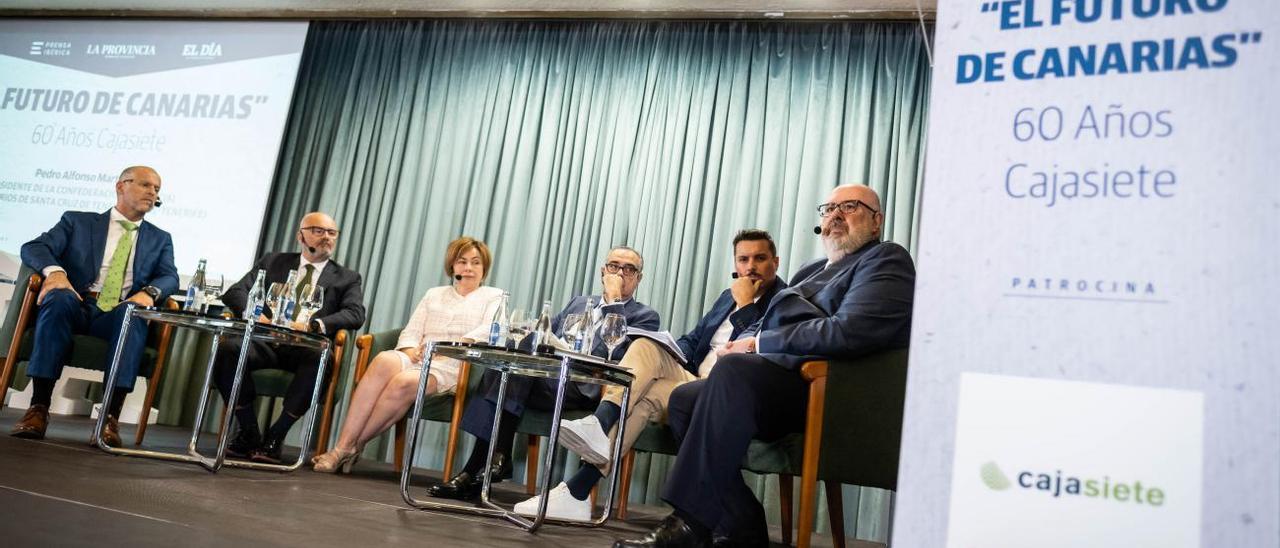 Foro &#039;El futuro de Canarias&#039; 60 años de Cajasiete