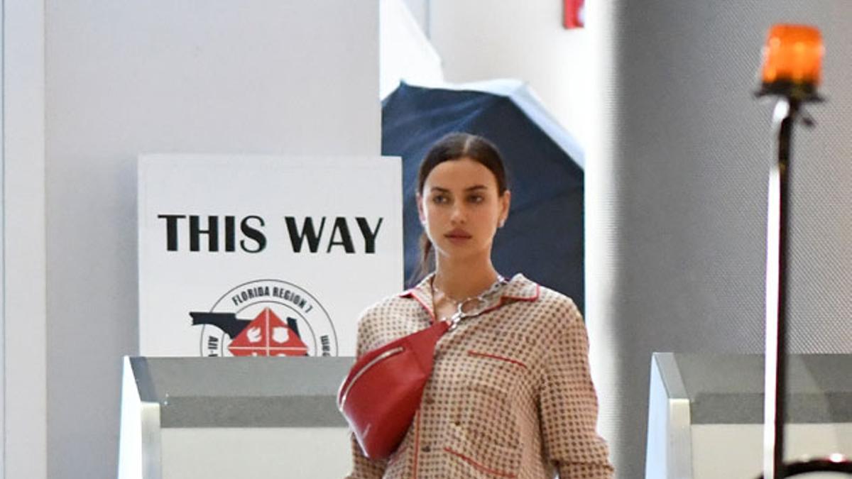 Irina Shayk con la riñonera a modo de bandolera, conjunto estampado y chanclas