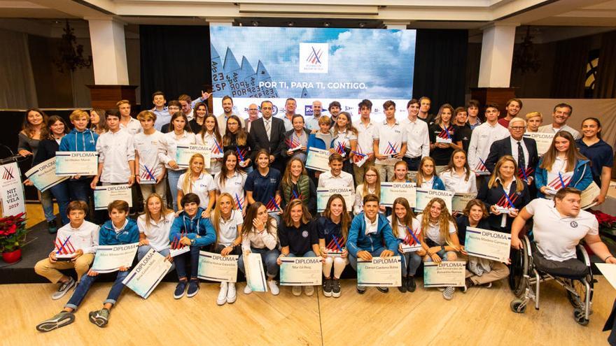 Los regatistas baleares porsa con sus diplomas y sus trofeos tras la gala.