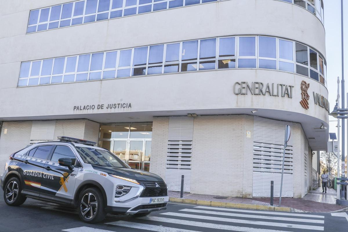 Un vehículo de la Guardia Civil en la puerta del Palacio de Justicia de Torrevieja.