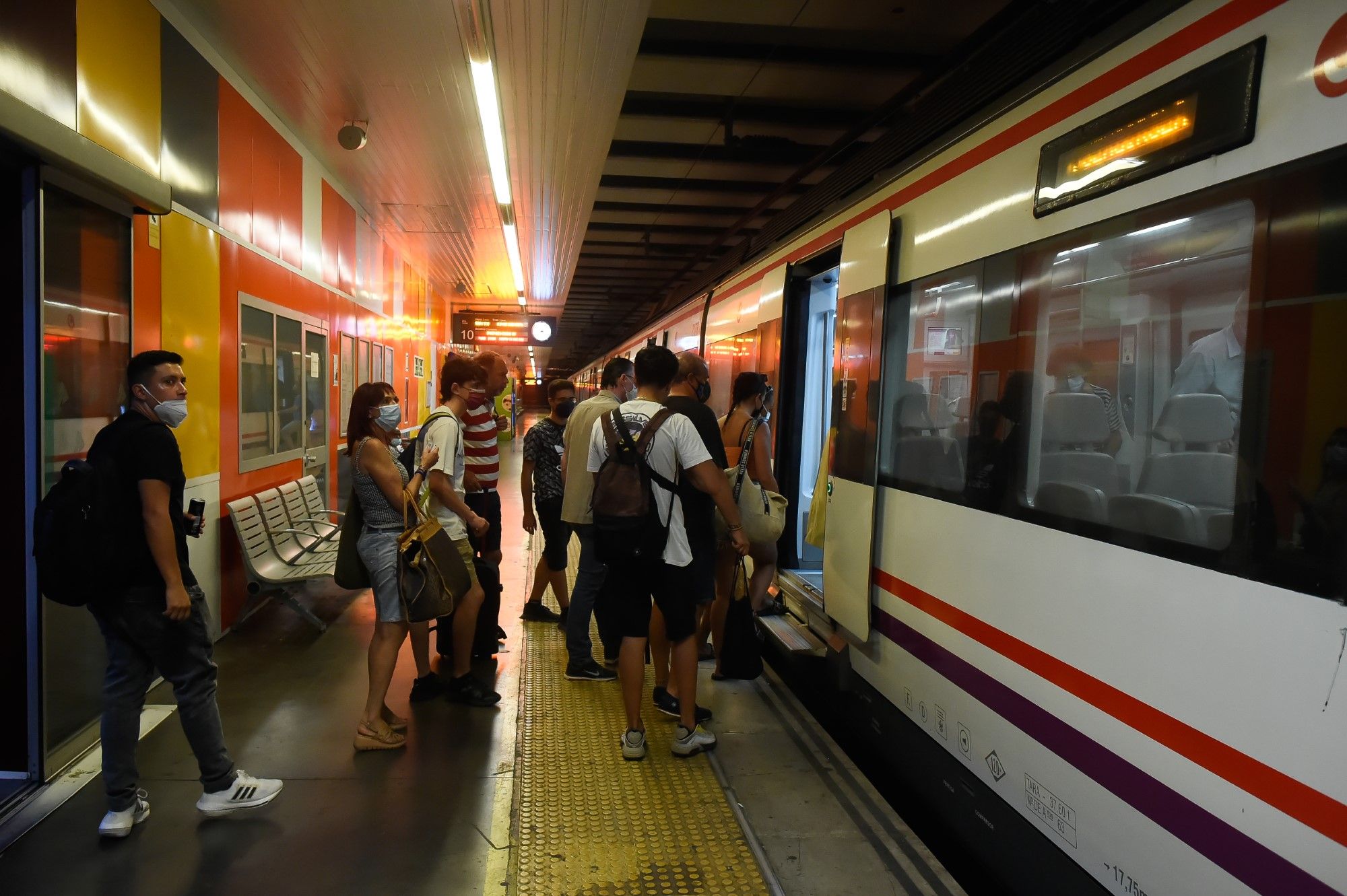 Usuarios del Cercanías, en la estación María Zambrano