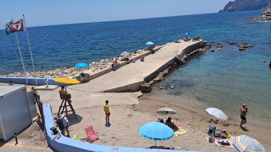 Hito en las calas de Benissa: L'Advocat cuenta por primera vez en su historia con vigilancia y socorrismo