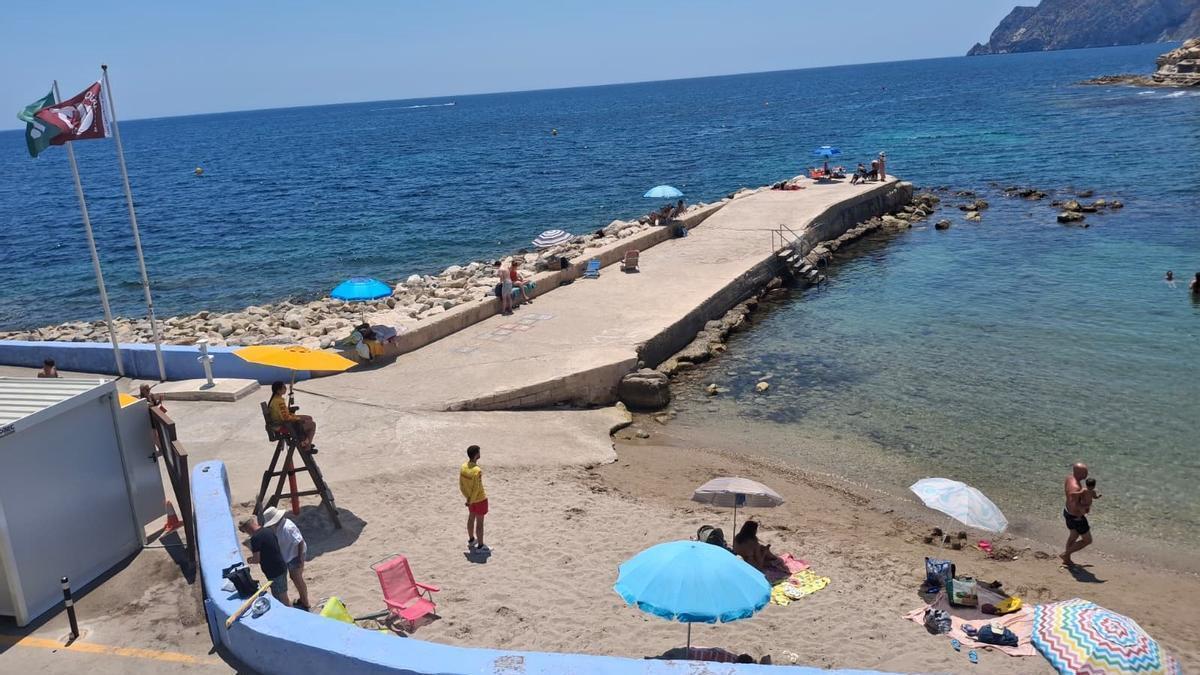 La cala de l'Advocat dispone desde hoy y por primera vez en su historia de vigilancia y guardavidas