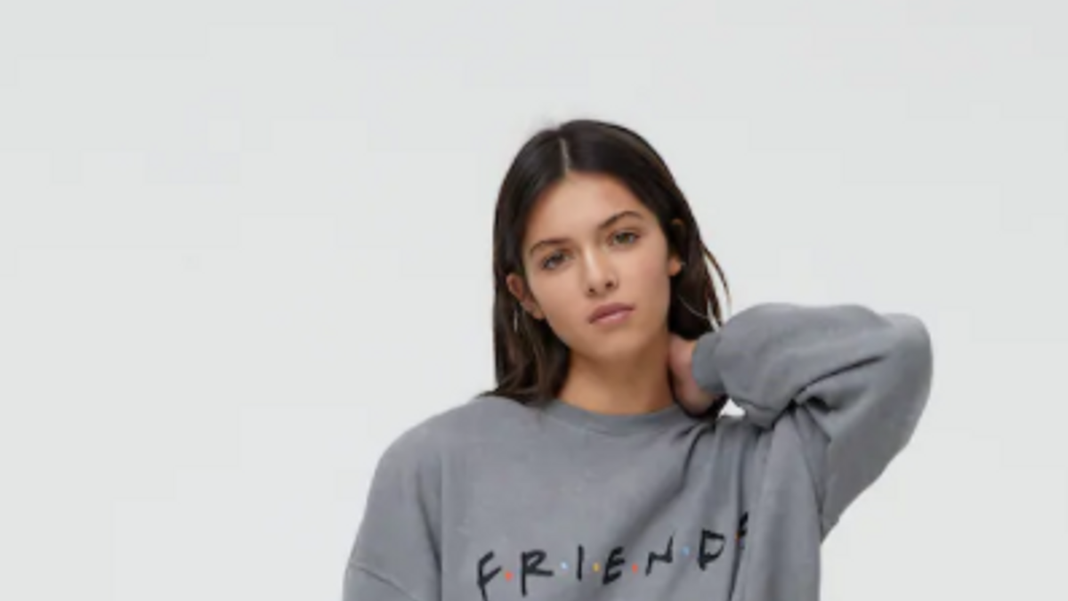 Chándal de algodón en color gris de 'Friends' diseñado por Pull&amp;Bear