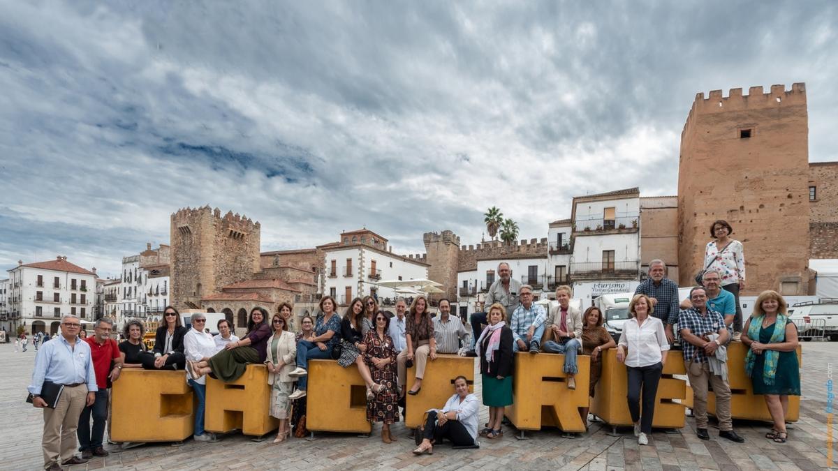 Componentes de la Coral In Pulso posa en la plaza Mayor de Cáceres.