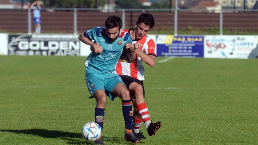 Samu Acha presiona a un rival en el partido de ayer.