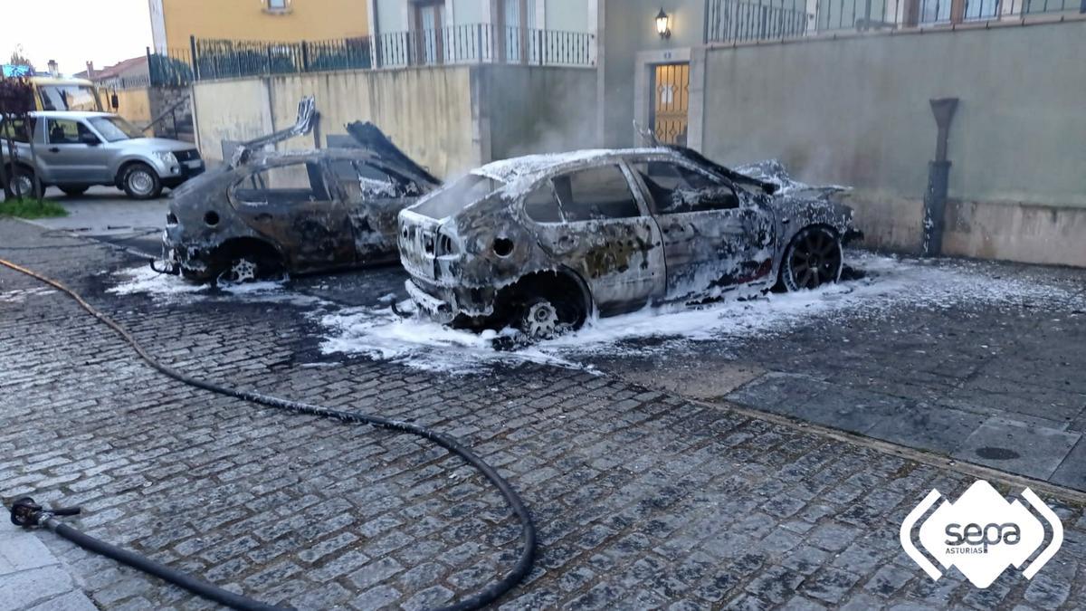 El fuego calcina dos vehículos estacionados en Colombres, Ribadedeva. SEPA