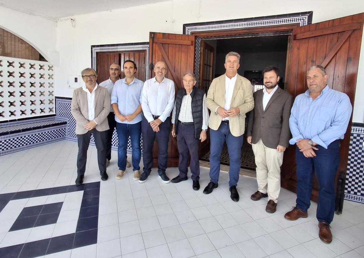 El conseller Martínez Mus, con representantes de los propietarios de casas de Moncofa.